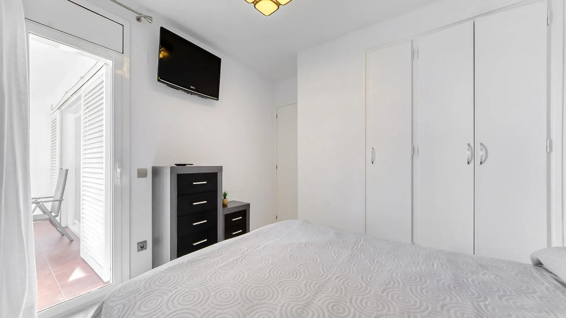 Apartment With Barbecque Roses