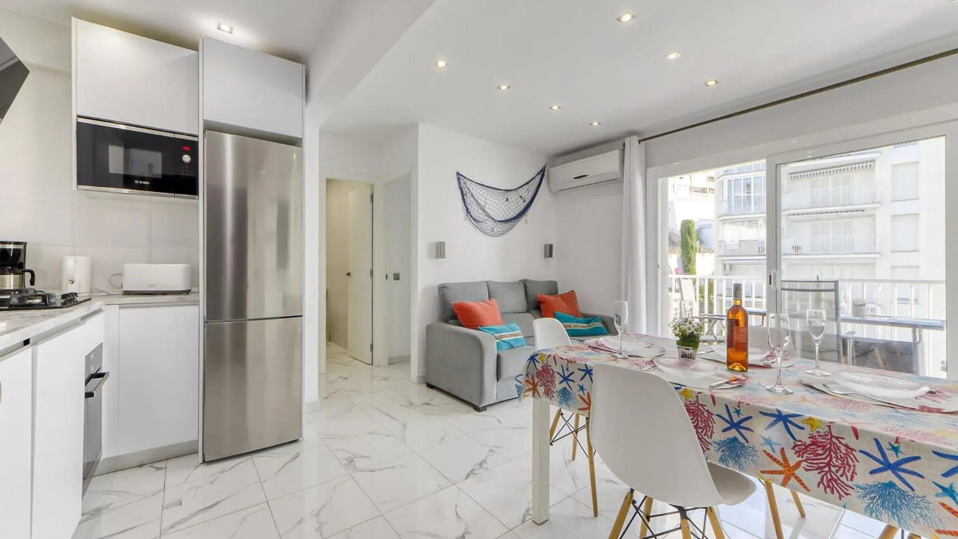 Apartment With Barbecque Roses